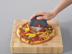 Joseph Joseph Disc Easy-Clean Pizza Diski, Gri/Kırmızı