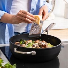 KitchenAid Güçlendirilmiş Dövme Alüminyum Kulp Destekli Tava 28 cm